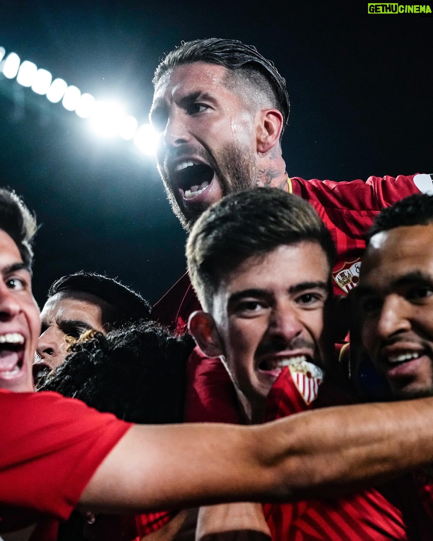 Sergio Ramos Instagram - Un empate fuera de casa que nos permite seguir sumando. Contento por volver a vivir un derbi con este escudo en el pecho. A draw away from home and another point earned. Exciting to experience a derby again with this badge on my chest. #VamosMiSevilla⚪️🔴