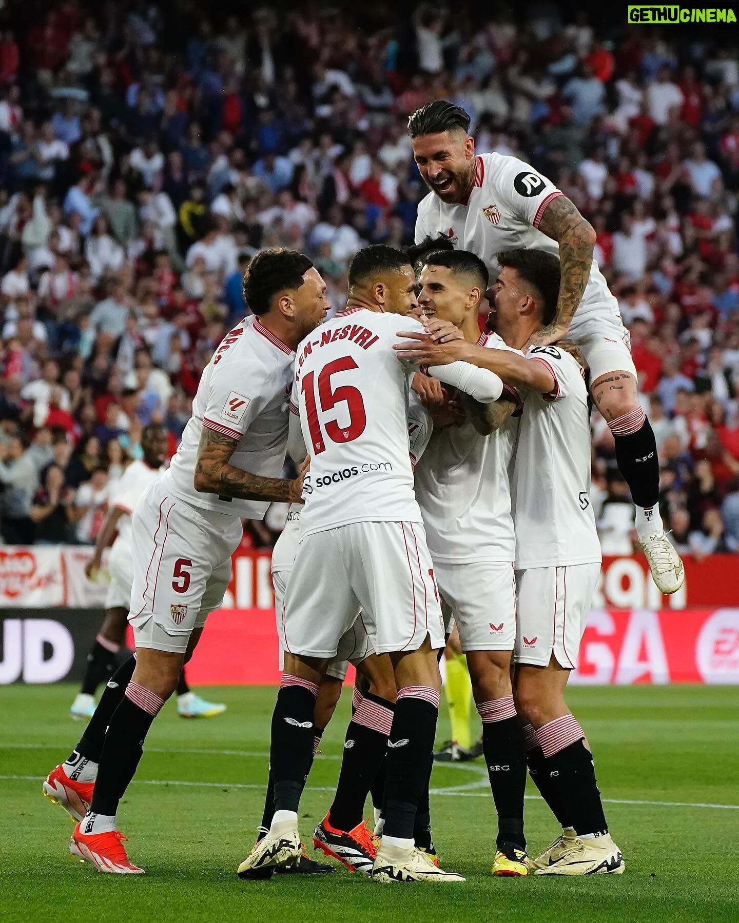 Sergio Ramos Instagram - Una noche redonda en casa. Gran partido colectivo, portería a cero y tres puntos más. A esto se le llama disfrutar del fútbol. A great night at home, a solid team performance, a clean sheet and another three points. This is what football’s all about. ¡Seguimos, @sevillafc!