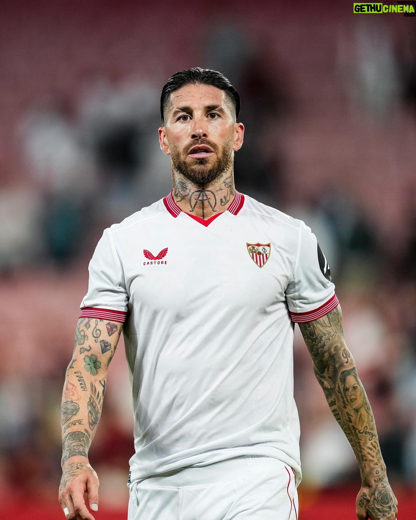 Sergio Ramos Instagram - Una noche redonda en casa. Gran partido colectivo, portería a cero y tres puntos más. A esto se le llama disfrutar del fútbol. A great night at home, a solid team performance, a clean sheet and another three points. This is what football’s all about. ¡Seguimos, @sevillafc!