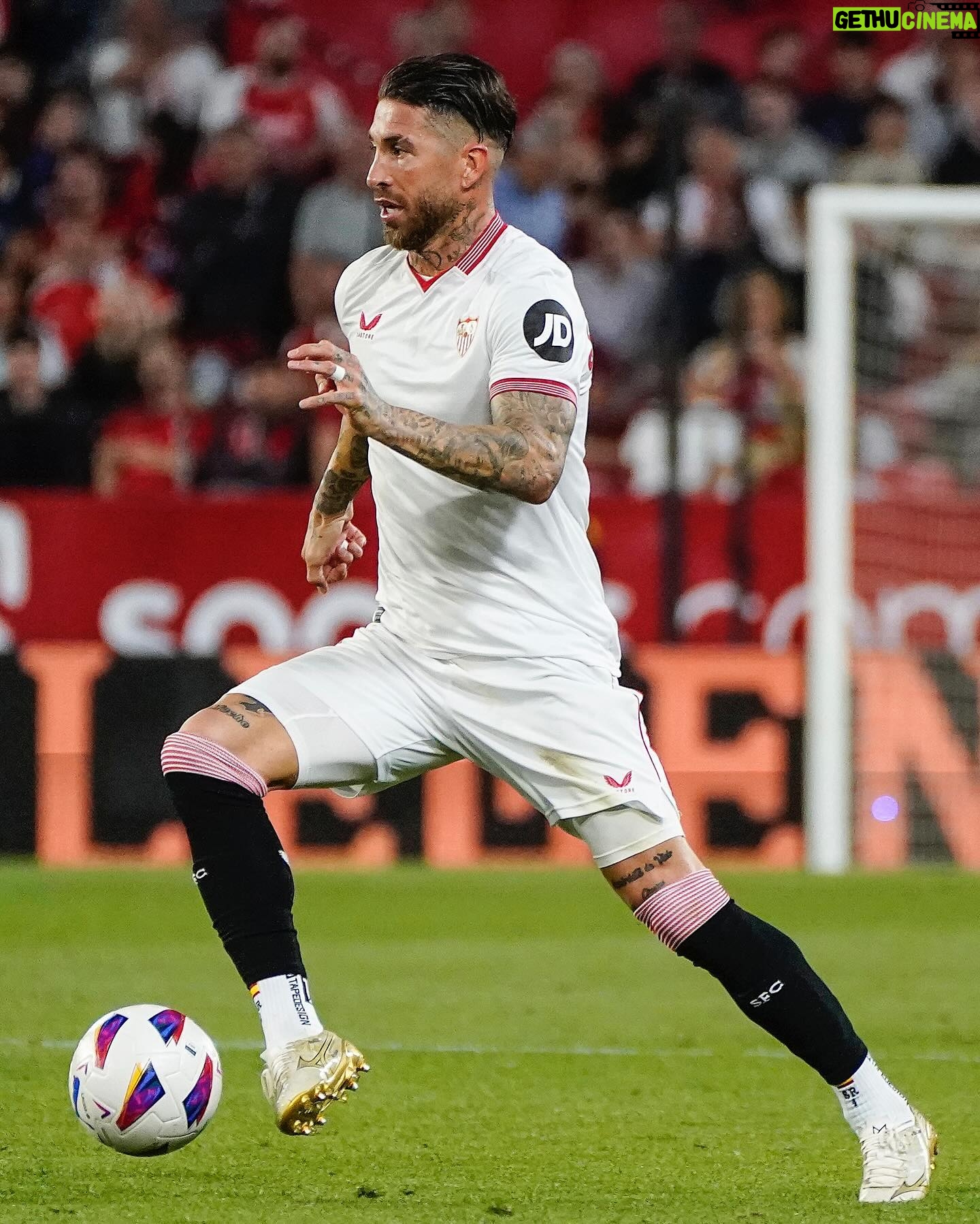 Sergio Ramos Instagram - Una noche redonda en casa. Gran partido colectivo, portería a cero y tres puntos más. A esto se le llama disfrutar del fútbol. A great night at home, a solid team performance, a clean sheet and another three points. This is what football’s all about. ¡Seguimos, @sevillafc!