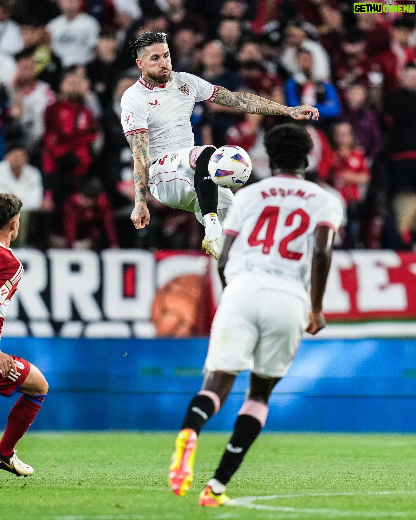 Sergio Ramos Instagram - Una noche redonda en casa. Gran partido colectivo, portería a cero y tres puntos más. A esto se le llama disfrutar del fútbol. A great night at home, a solid team performance, a clean sheet and another three points. This is what football’s all about. ¡Seguimos, @sevillafc!