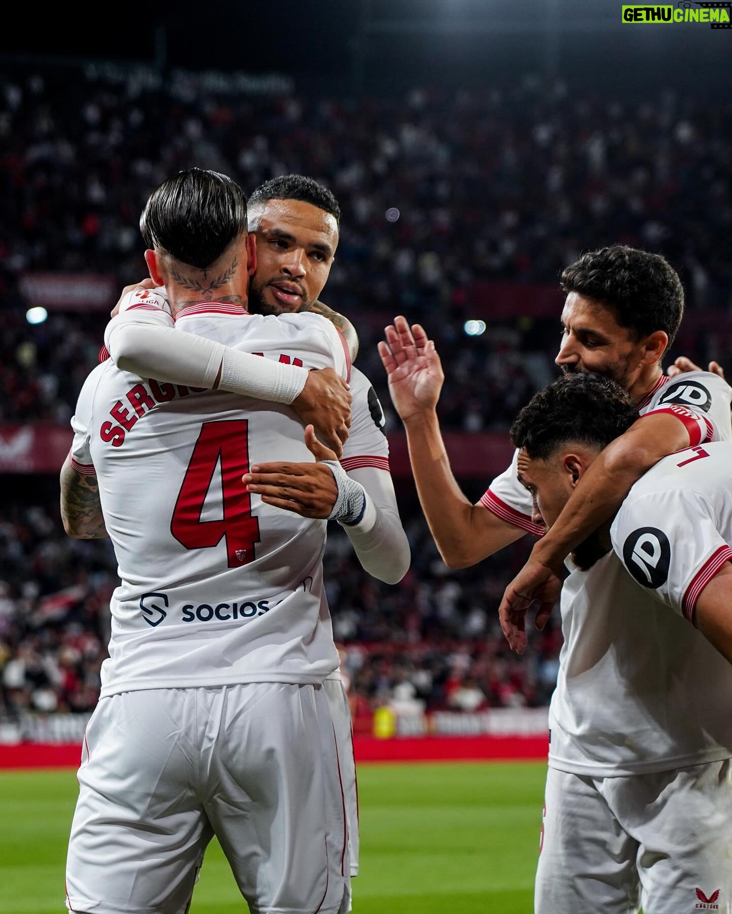 Sergio Ramos Instagram - Una noche redonda en casa. Gran partido colectivo, portería a cero y tres puntos más. A esto se le llama disfrutar del fútbol. A great night at home, a solid team performance, a clean sheet and another three points. This is what football’s all about. ¡Seguimos, @sevillafc!