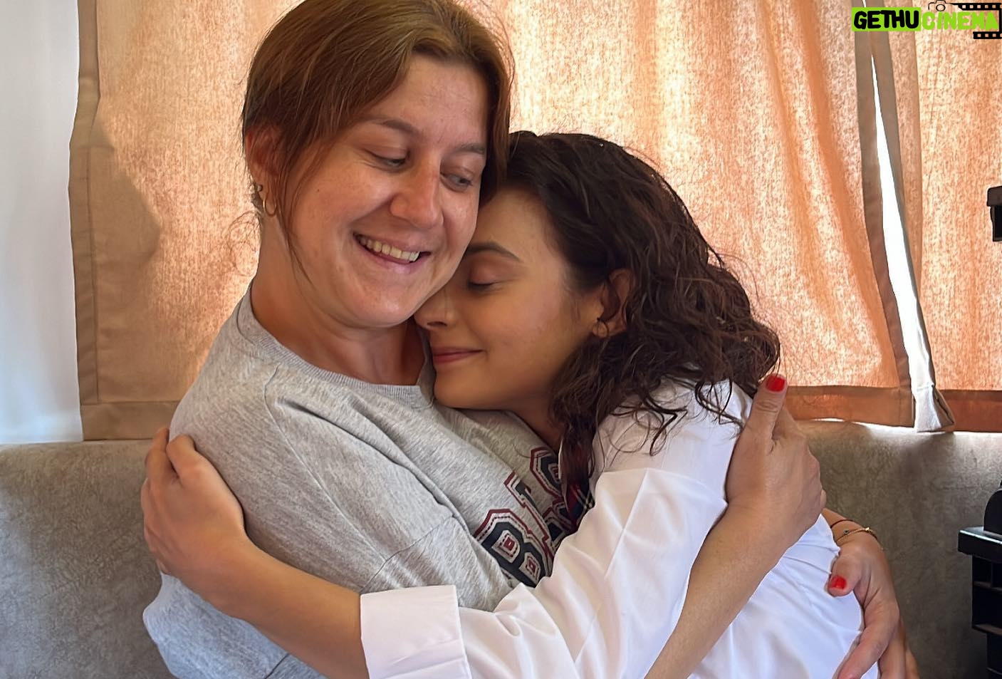 Serra Pirinç - 89.9K Likes - 26 bolum boyunca, cok sevdigim rahmetli Zeynep teyzemin adini tasidigim her saniye butunlestigim gozbebegim Zeyno’ma veda vakti… oralardan bi yerlerden beni izledigini biliyorum Zeynom💙 hep goz kirptim sana sen hissettin… simdi benim icin en zor kisimlardan biride veda yazisi yazmak. eskiden cok guzel yazardim boyle seyleri ama sevdigim insanlara veda etmeyi sevmiyorum… basta sevgili yonetmenlerim @semihba @hlykdmr , yardimci yonetmenimiz @brkturhan yapim ekibimiz @ntcmedyatv , guzel rejimiz, kamera ekibimiz, BENİM CANİM HAZİRLİK EKİBİM @adfunda @caner_ak_ @arzuucetinkayaa @ibrahimsakall , kostum ekibimiz ve bu isi ilmek ilmek beraber isledigimiz her saniyesinde birlikte olmaktan deliler gibi keyif aldigimiz AİLEME COK TESEKKUR EDERİM. SİZİ COK SEVİYORUM @tozluyakafox_