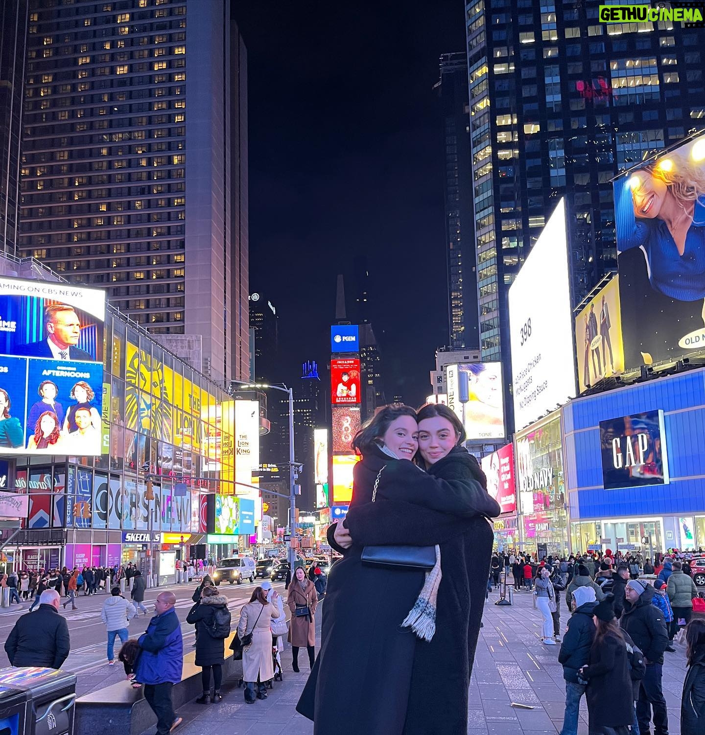Serra Pirinç - 44.6K Likes - 2 idiots in NY 🙃