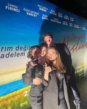 Serra Pirinç Instagram - muuuhtesem takimim icin @zuleyhakuru ‘ya , muhhhtesem sacim ve makyajim icin @zeynephalitogullari ‘na cok tesekkur ederim 💛💛 HAPPY HAKO DAYYYY 🧿🧿 gisesi bol olsun dostum