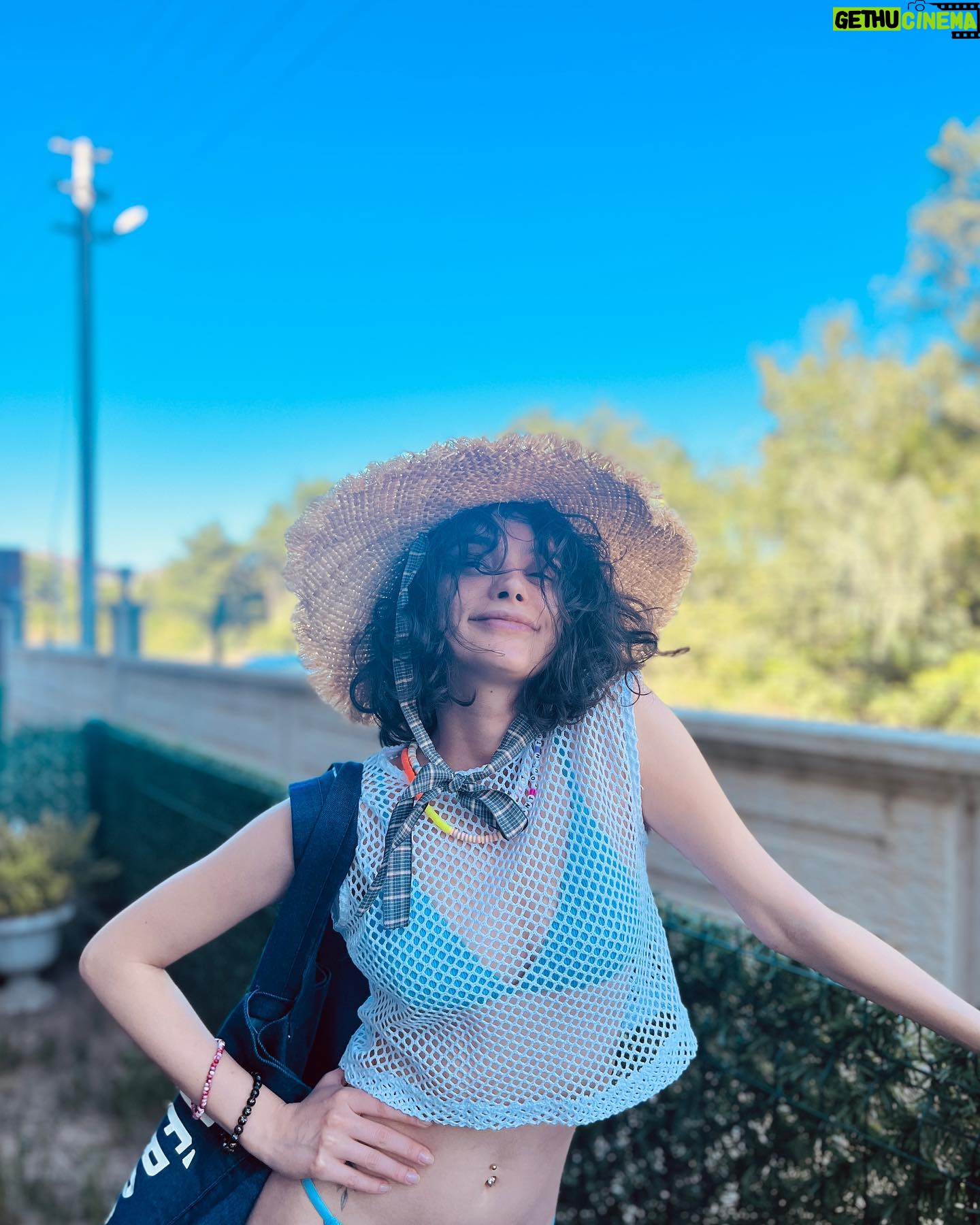 Serra Pirinç Instagram - yaz gelmezse biz ona gideriz 💙🦋