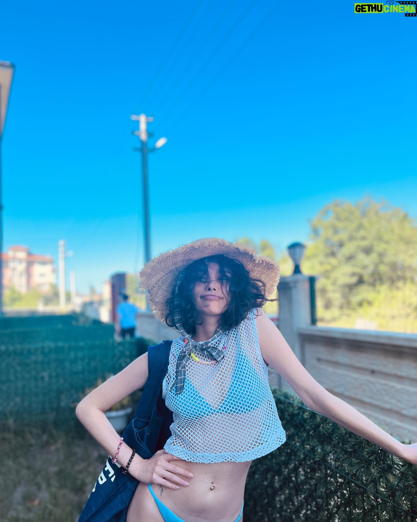 Serra Pirinç Instagram - yaz gelmezse biz ona gideriz 💙🦋