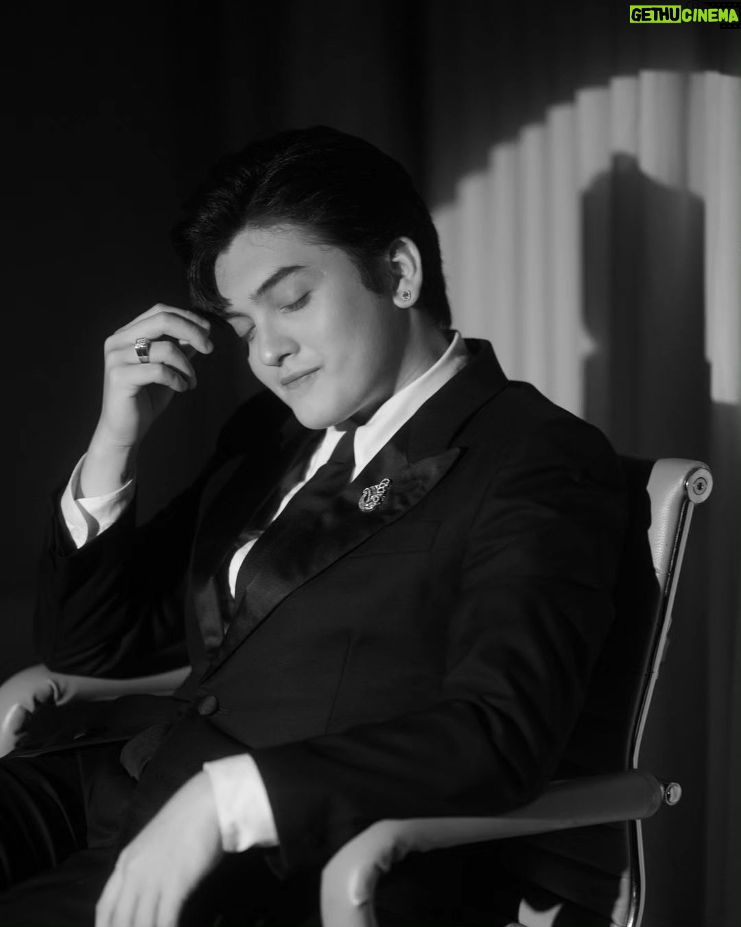 Seth Fedelin Instagram - ABS-CBN BALL 2023 Photos: @niceprintphoto Stylist: @aaronmangsat Mua: @aimeegrey Hairstylist: @chinomaniquiz Suit: @ysl Jewerly: @lunabydrakedustin @ibaydrake Shoes: @dior @ebdavantesaestheticmed