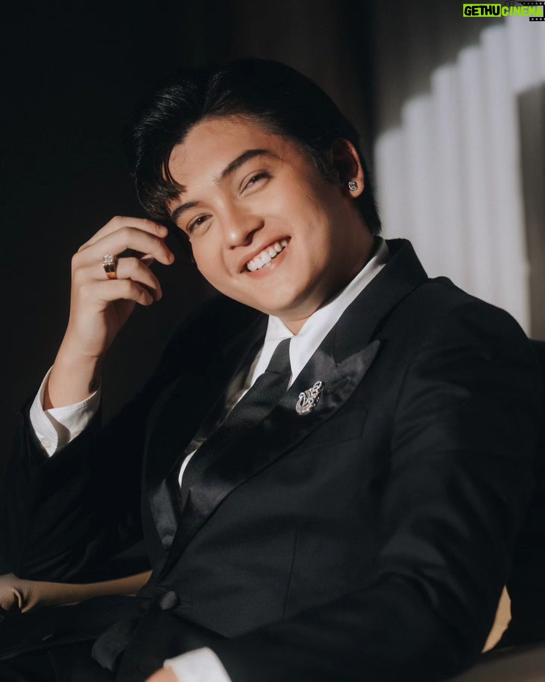 Seth Fedelin Instagram - ABS-CBN BALL 2023 Photos: @niceprintphoto Stylist: @aaronmangsat Mua: @aimeegrey Hairstylist: @chinomaniquiz Suit: @ysl Jewerly: @lunabydrakedustin @ibaydrake Shoes: @dior @ebdavantesaestheticmed
