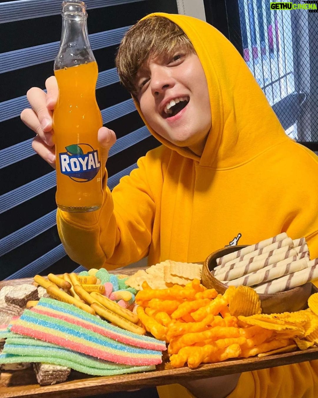 Seth Fedelin Instagram - Pakulitin ang pangaraw-araw na snack time with Royal Tru Orange®️! Sa halagang 9 pesos SRP (237mL) may epic ka-snackulitan ka nang sulit na sulit sa kulit! @royalph #IlabasAngKulit #RoyalKaSnackulitan #RoyalGenerationKulit