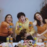 Seth Fedelin Instagram – Tamang chibugan para sa nalalapit na araw ng mga puso! Sobrang daming pagkain na pwedeng i-share di lang sa inyong partner kundi para din sa barkada at pamilya!

Tuloy lang ang kulitan kapag kasama ang @royalph ! Try niyo din tong kakaibang snack boards na to at i-enjoy ang Valentines, the kulit way!

#IlabasAngKulit
#RoyalKaSnackulitan
#RoyalGenerationKulit