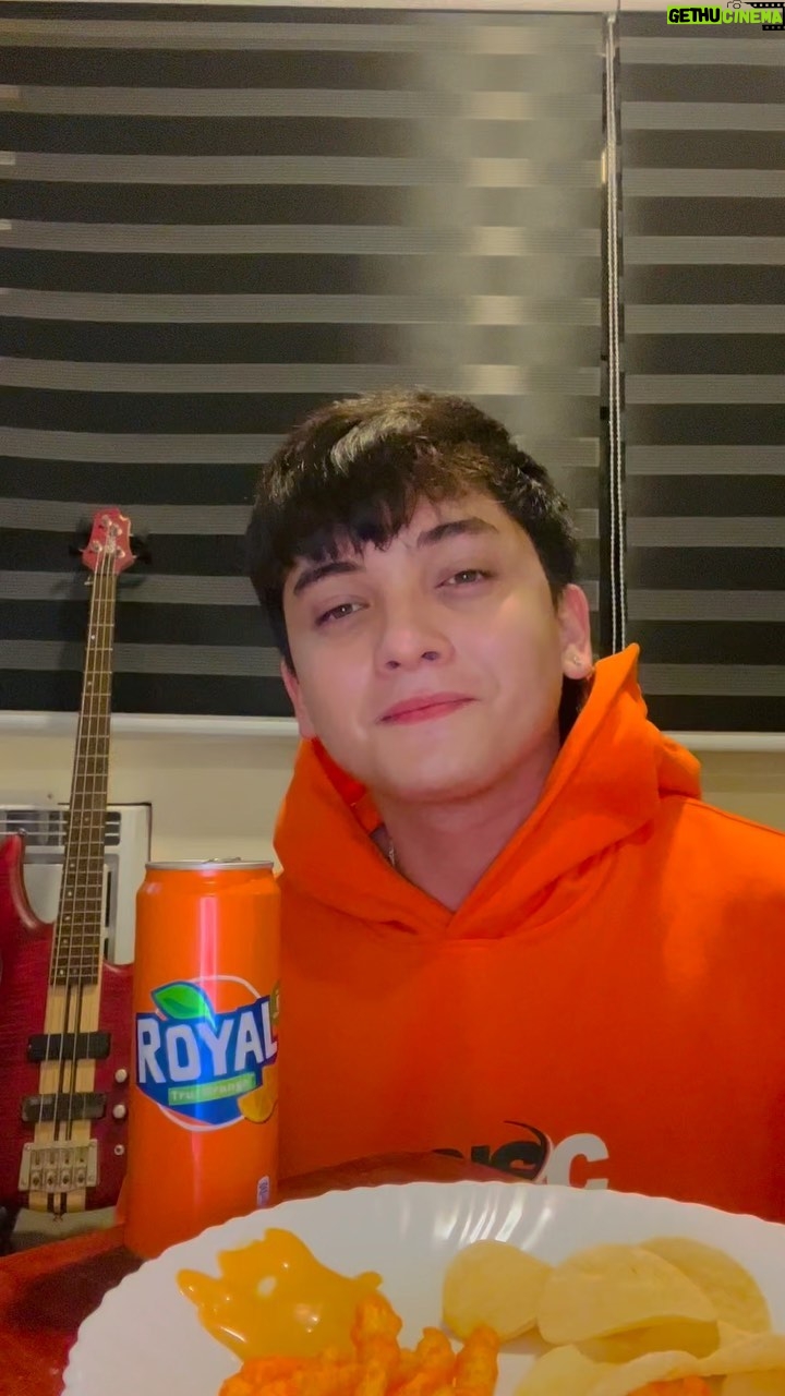 Seth Fedelin Instagram - Wala nang mas ccheesy pa sa kakaibang snack combo nato! Mas pinasaya pa dahil ka-partner sa meryenda ang @royalph ! Mga ka-GenKulit, anong kakaibang snack combos niyo? Share niyo na yan at #IlabasAngKulit dahil mas masaya ang simpleng snack time kapag ka-snackulitan ang @royalph #RoyalGenerationKulit #RoyalKaSnackulitan