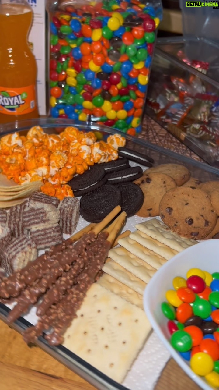 Seth Fedelin Instagram - Break muna tayo sa laro kasama ang barkada at gawing extra fun at makulit ang simpleng meryenda kapag may ka-snackulitan, @royalph Sa mga tropa nating ka-GenKulit, makisama na sa kulitan with these kakaibang snack boards habang nag-bbonding kasama ang barkada! #IlabasAngKulit sa iba't-ibang snacking moments with @royalph #RoyalGenerationKulit #RoyalKaSnackulitan