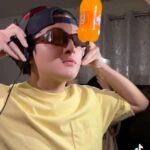 Seth Fedelin Instagram - Mini concert sa bahay at andaming pumunta! Di mabilang! Hahaha syempre di mawawala ang family sa kakulitan natin kasama ang @royalph ! Kahit si mama game na game sa kakulitan! 😂🧡 #RoyalGenerationKulit #IlabasAngKulit