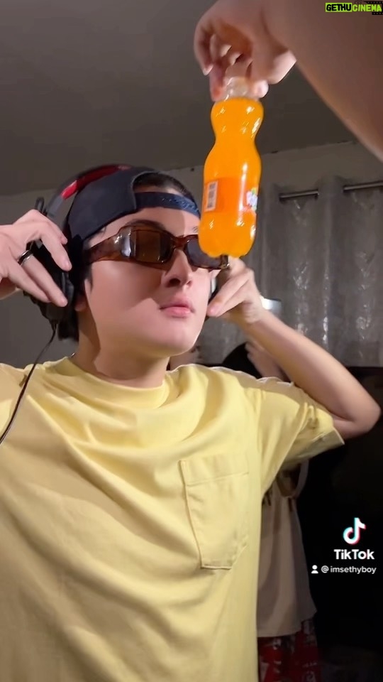 Seth Fedelin Instagram - Mini concert sa bahay at andaming pumunta! Di mabilang! Hahaha syempre di mawawala ang family sa kakulitan natin kasama ang @royalph ! Kahit si mama game na game sa kakulitan! 😂🧡 #RoyalGenerationKulit #IlabasAngKulit