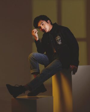 Seth Fedelin Instagram - Maraming salamat sa lahat ng bumati sa mga Kaibigan ko at Kapamilya at syempre sa Panginoon na hindi tayo pinapabayaan🙏❤️😊🤘🏻

📸: @jjmaghirangiii of  @velvetstudioph 
Grooming: @itsreygie
Styling: @styledbysam.ph 
🧥@jailjeans 

Special Thanks: 
@houseofstarsph
@velvetmediainc

#sethyboy