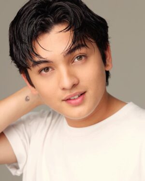 Seth Fedelin Instagram - Maraming salamat sa lahat ng bumati sa mga Kaibigan ko at Kapamilya at syempre sa Panginoon na hindi tayo pinapabayaan🙏❤️😊🤘🏻

📸: @jjmaghirangiii of  @velvetstudioph 
Grooming: @itsreygie
Styling: @styledbysam.ph 
🧥@jailjeans 

Special Thanks: 
@houseofstarsph
@velvetmediainc

#sethyboy