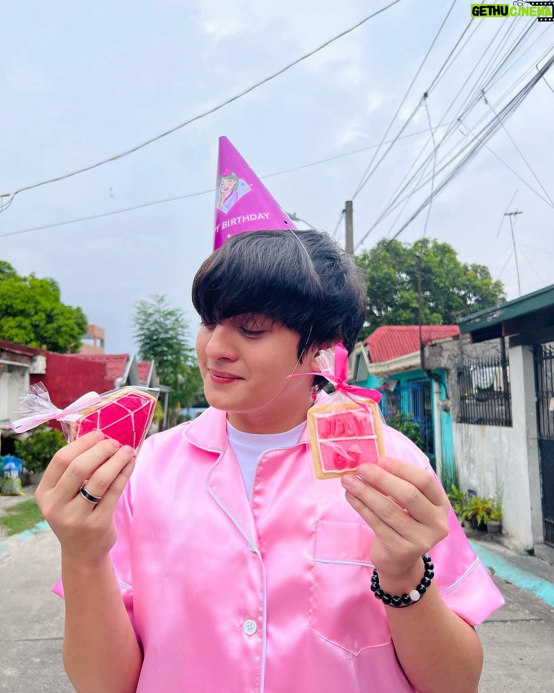 Seth Fedelin Instagram - Maligayang Kaarawan @brilliantskinessentialsmain🎉 Salamat dahil part ako ng Brilliant Family😊More Blessing to come specially kay @iammissglenda Lahat po tayo Welcome sa Family na ito😊 We have 6% off on our selected Brilliant Products. Visit Brilliant Skin Instagram page and click the link in the bio to shop! #HappyBirthdayBrilliant #BrilliantSkinEssentials