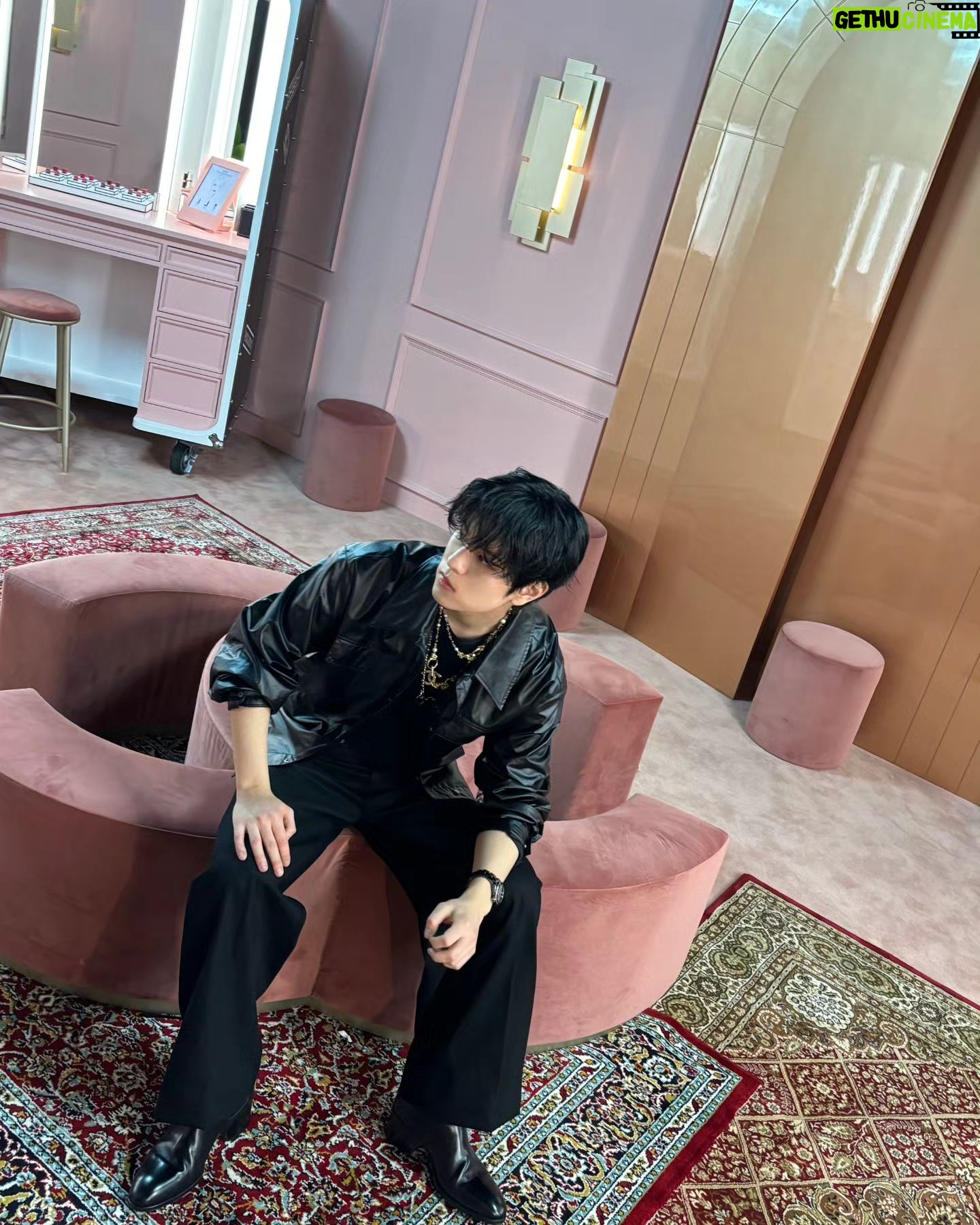 Seungmin Instagram - @CHANEL.BEAUTY.KOREA #ad #샤넬루쥬알뤼르팝업 #CHANELNUITBLANCHESEOUL #샤넬메이크업 #샤넬뷰티