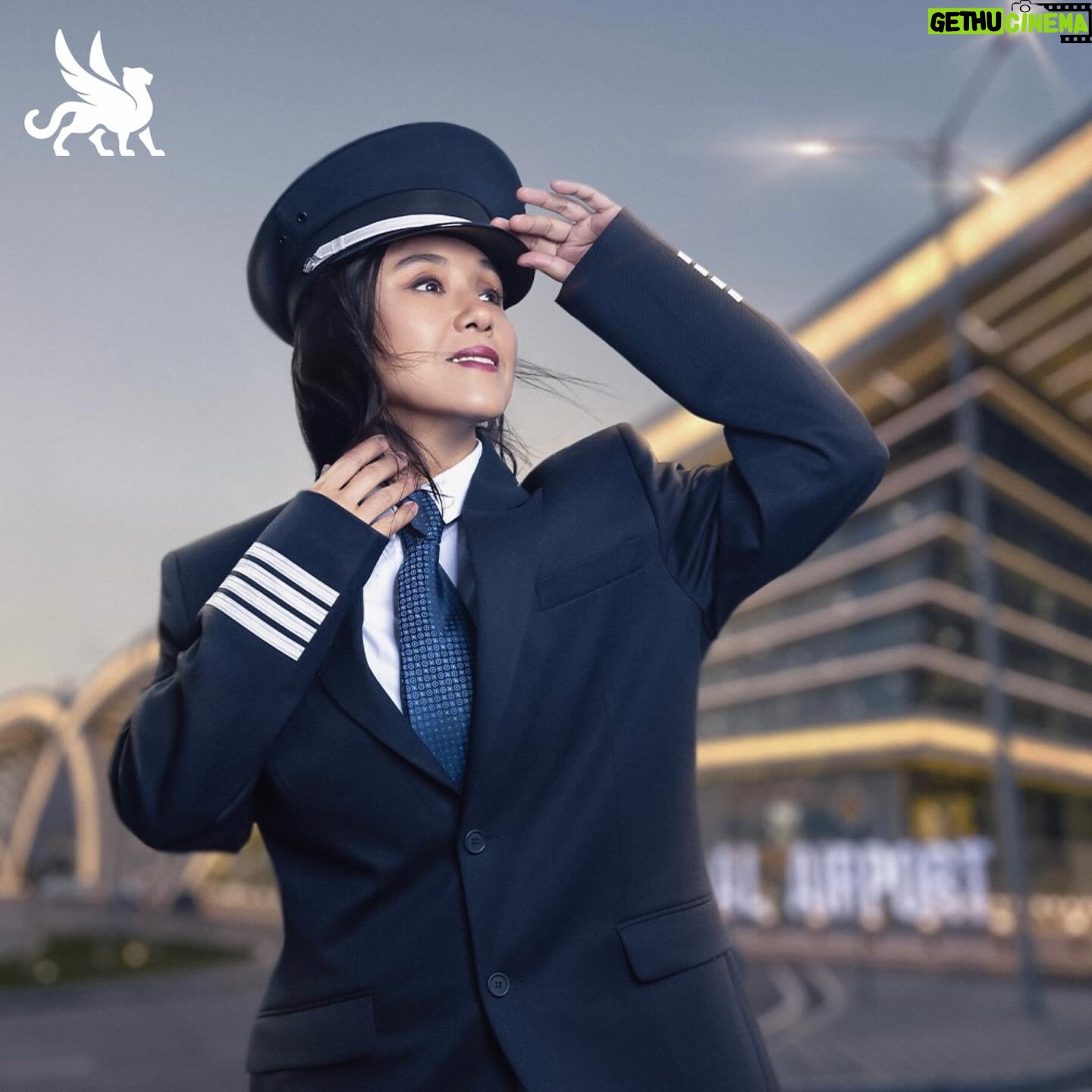 Sevara Nazarkhan Instagram - Air Marakanda taniqli va iste'dodli dunyo qo'shiqchi Sevara Nazarxon bilan hamkorlikni e'lon qilishdan faxrlanadi. Samarqand xalqaro aeroporti Sevarani o'z elchisi sifatida kutib olishdan mamnun. Uning energiyasi, ishtiyoqi va o'ziga xosligi aeroport brendi bilan mukammal uyg'unlashadi, yo'lovchilarga noyob tajriba va yuqori darajadagi xizmatni taqdim etishga intiladi. Ushbu hamkorlik doirasida sayohatchilar tajribasini yaxshilash hamda O'zbekiston madaniyati va mehmondo'stligini rivojlantirishga qaratilgan turli tadbirlarni o'tkazish rejalashtirilgan. Sevara Nazarxon turizmni qo'llab-quvvatlash va aviatsiya sanoatini rivojlantirishga qaratilgan loyihalar va tashabbuslarda faol ishtirok etadi. Sevara Nazarxon bilan hamkorlik Samarqand xalqaro aeroportini rivojlantirishda yangi bob ochadi va uning aviatsiya xizmatlari sohasida yetakchi o'yinchi maqomini tasdiqlaydi. ___________________ Компания Air Marakanda с гордостью объявляет о партнерстве с известной мировой и талантливой певицей - Севарой Назархан. Международный аэропорт Самарканда рад приветствовать Севару в качестве своего амбассадора. Ее энергия, страсть и уникальность идеально сочетаются с брендом аэропорта, который стремится предоставить пассажирам неповторимый опыт и высокий уровень обслуживания. В рамках этого партнерства планируется проведение различных мероприятий, направленных на улучшение опыта путешественников и продвижение культуры и гостеприимства Узбекистана. Севара Назархан будет активно участвовать в проектах и инициативах, направленных на поддержку туризма и развитие авиационной индустрии. Партнерство с Севарой Назархан открывает новую главу в развитии международного аэропорта Самарканда и подтверждает его статус ведущего игрока в сфере авиационного обслуживания. @samarkand.airport