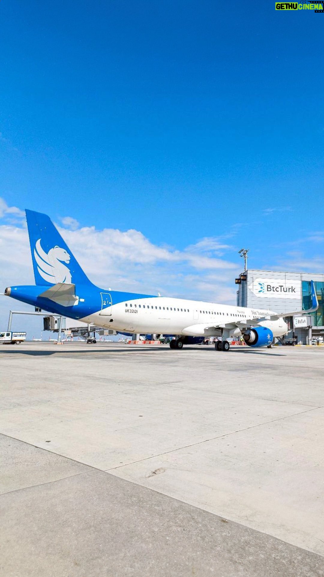 Sevara Nazarkhan Instagram - 21 mart kuni biz Samarqanddan Istanbulga birinchi muntazam aviaqatnovni boshladik. Ochilish marosimida Air Samarkandning yangi elchisi Sevara Nazarzxon ishtirok etdi. Endi aviaqatnovlar haftada ikki marta, dushanba va payshanba kunlari amalga oshiriladi. Tez orada biz parvozlar qatnovlarni oshiramiz va yangi yo’nalishlarni ochamiz! ——— 21 марта мы запустили первый регулярный рейс из Самарканда в Стамбул. В церемонии открытия приняла участие блистательная Севара Назархан, новый амбассадор Air Samarkand. Сейчас рейсы выполняются два раза в неделю, в понедельник и четверг. В скором времени мы увеличим частоту полетов и откроем новые маршруты! ——— On March 21st, we launched our first scheduled flight from Samarkand to Istanbul. The brilliant Sevara Nazarkhan, Air Samarkand new ambassador graced the opening ceremony. Currently, flights are operated twice a week, on Mondays and Thursdays. In the near future, we will increase the frequency of flights and open new routes!
