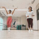 Sevara Nazarkhan Instagram - Иранская и узбекская красавицы! Последнее время -непростое для многих. Спорт-в виде танцев, пилатеса, и других видов-очень помогает сохранять и повышать настрой на весь день. Можно дома -можно в зале, главное стараемся и делаем! @neda_azghadi @flow.pilateswellness 💚💚💚 ⠀ Eron va o’zbek go’zallari! Oxirgi payt ko’pchilik uchun oson emas.Sport - raqs, pilates va boshqa turlar ko’rinishida - kun bo’yi kayfiyatingizni saqlab qolish va yaxshilashga yordam beradi. Siz buni uyda qilishingiz mumkin, yoki sport zalida, asosiysi - harakat qilaylik! @neda_azghadi @flow.pilateswellness 💚💚💚