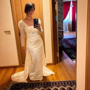 Sevara Nazarkhan Instagram - Однажды это платье украсило меня в мой свадебный день. Я пошила два платья -привезла ткани из Бельгии.)) В общем отнеслась достаточно ответственно. #когдасамсебережиссёр #архив #2006 #2022 #вчерасегоднязавтра #жизнькаконаесть💫 #фататожеесть #веселокогдавесьтвойгардеробархивныйвпору😂