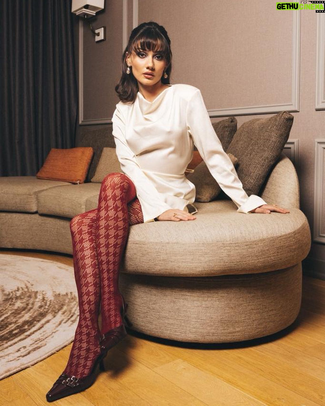 Sevda Erginci Instagram - Foto : Enes Kahraman @eneskahraman Styling : Mowe İstanbul @mowe.istanbul Saç : Selhan Cankaya @selhan.c Makeup : Dilan Şen @dilannnsen Mekân : Sofitel İstanbul Taksim @sofitelistanbultaksim @saltiletisim