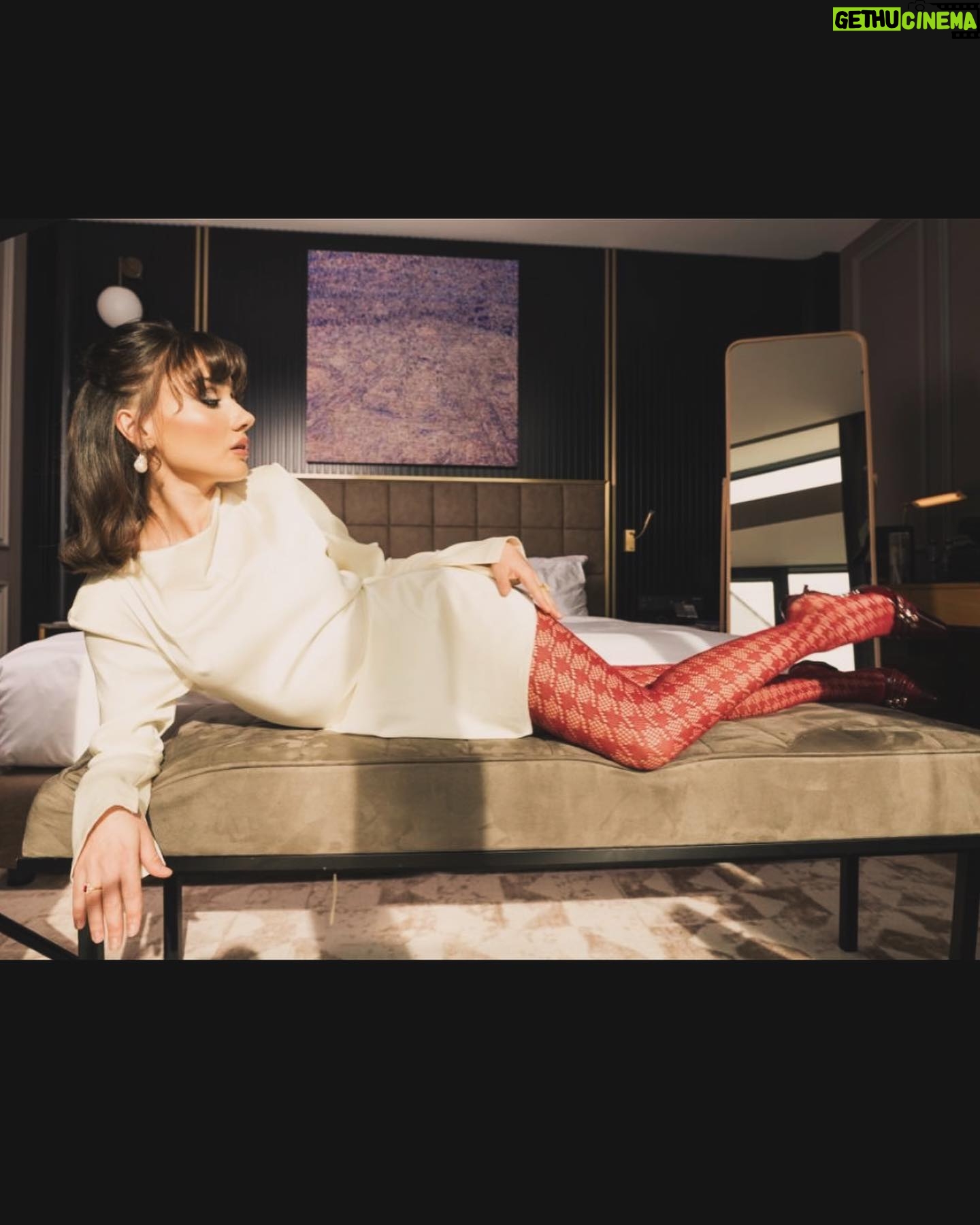 Sevda Erginci Instagram - Foto : Enes Kahraman @eneskahraman Styling : Mowe İstanbul @mowe.istanbul Saç : Selhan Cankaya @selhan.c Makeup : Dilan Şen @dilannnsen Mekân : Sofitel İstanbul Taksim @sofitelistanbultaksim @saltiletisim
