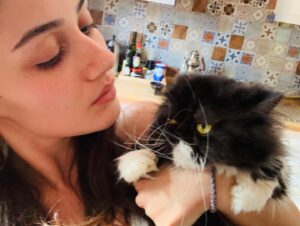 Sevda Erginci Instagram - Aslında mutlu da ağzı yamuk, anlaşılmıyo 🤷🏻‍♀️