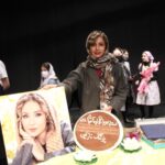 Shabnam Gholikhani Instagram - چه شبی بود امشب ، غم و شادی همزمان در وجودم، سورپرایز زود هنگام تولدم با شما عزیزانم، شادی درخشیدن شما در صحنه و غم اجرای پایانی و دلتنگی ندیدن شما روی صحنه تئاتر، تمام این لحظات خاطره یکی از بهترین شبهای زندگی را برایم ساخت، از سوگند عزیزم و متن زیبایی که آماده کرده بود ممنونم ،از تک تک شما ممنونم که بار دیگر من رو با اجرای بی نظیرتون شگفت زده کردید، تنهاآرزوی من دیدن شما و درخشیدنتان روی صحنه های بزرگتر زندگیست❤️🙏🏼🎭 پ ن: تولدم ١٩ آبانه ، عزيزانم پيشواز رفته بودن😜 #شبنم_قلی_خانی #آموزش_بازیگری #ایده_تا_اجرا #آکادمی_آبان #shabnamgholikhani @aaban.academy