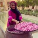 Shabnam Gholikhani Instagram - گفتن موقع ريختن گل براي گلاب گيري آرزو كن: الهي حال دل همه مردم ايران خوب باشد🙏🏼 #گلاب_گيري_كاشان #خانه_عامريها #شبنم_قلی_خانی #كاشان #shabnamgholikhani #historical