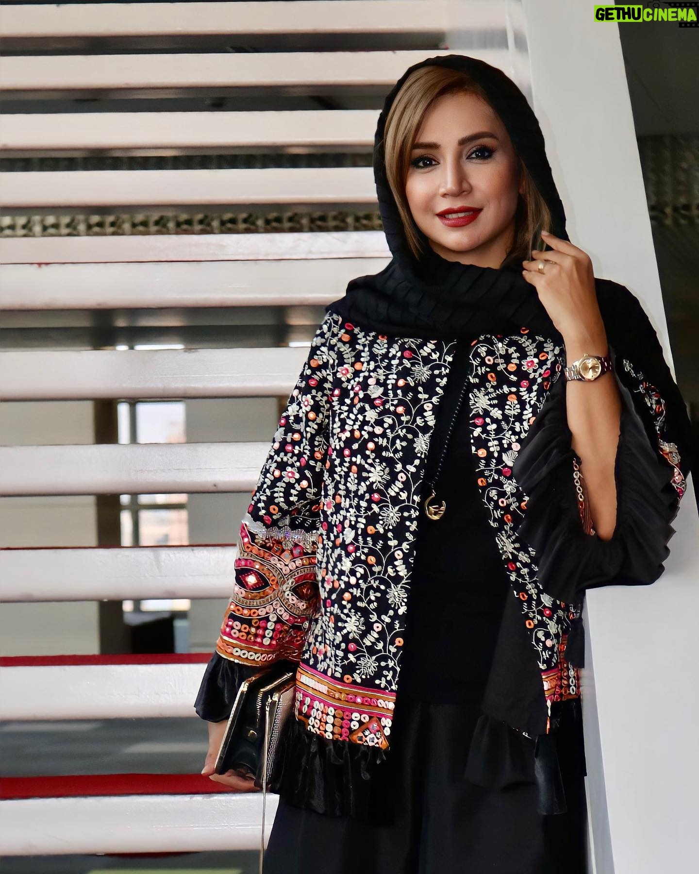 Shabnam Gholikhani Instagram - شب گذشته مراسم اکران خصوصی فیلم شین به کارگردانی میثم کزازی و تهیه کنندگی شهاب حسینی🎬 #اکران_خصوصی #فیلم #شبنم_قلی_خانی #شهاب_حسینی #جمشیدهاشمپور (اسم عکاسان عزیز روی عکسها تگ شده) @sara_omrani_official 👗🪡🧵