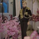 Shabnam Gholikhani Instagram - از گابریل گارسیا پرسیدند: اگر بخواهی کتابی صد صفحه ای درباره امید بنویسی، چه می نویسی؟ گفت: 99 صفحه رو خالی میذارم، صفحه آخر، سطر آخر می نویسم： یادت باشه دنیا گرده، هر وقت احساس کردی به آخر رسیدی شاید در نقطه شروع باشی. زندگی ساختنی است، نه ماندنی. بمان برای ساختن ،نساز برای ماندن. #شبنم_قلی_خانی #shabnamgholikhani Photo by: @amirahmadii.official