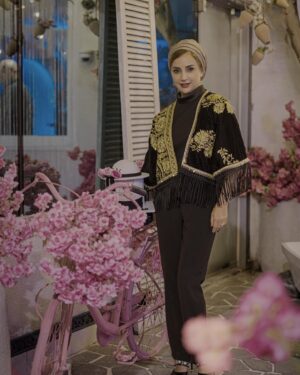 Shabnam Gholikhani Instagram - از گابریل گارسیا پرسیدند: اگر بخواهی کتابی صد صفحه ای درباره امید بنویسی، چه می نویسی؟

گفت: 99 صفحه رو خالی میذارم، صفحه آخر، سطر آخر می نویسم： یادت باشه دنیا گرده، هر وقت احساس کردی به آخر رسیدی شاید در نقطه شروع باشی.

زندگی ساختنی است، نه ماندنی.

بمان برای ساختن ،نساز برای ماندن.

#شبنم_قلی_خانی 
#shabnamgholikhani 
Photo by: @amirahmadii.official