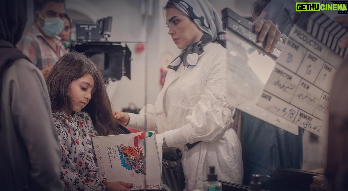 Shabnam Gholikhani Instagram - «بلوند یخی» غم نان باعث میشود زلف زیبای دختربچه ایی قیچی شود! کارگردان: شبنم قلیخانی نویسنده: مرجان ریاحی تهیه کننده: امیر اسدی بازیگران: فرخنده طالبی ستاره دلبری رها آرشید سارا داداش پور یاس قاسم آبادی تصویربردار:شاهرخ عزیزی تدوینگر:سینا گنجوی صداگذار:عرفان یزدی طراح گریم:میشا جودت طراح صحنه و لباس:نسیم ملکی اصلاح رنگ و نور: سامان وفایی منشی صحنه:پریسا تاج برنامه ریز و دستیار کارگردان: عباس بهبودی عکاس:زهرا قزلو #shortfilm #filmproduction #film #cinema #shabnamgholikhani