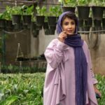 Shabnam Gholikhani Instagram - 🎗آنگاه که از پیری سخن می گویی و به جای احساس جوانی کردن به گذر زمان تمرکز می کنی، آیا میدانی که در حال خلق سلولهای معیوب در بدنت هستی؟ 🎗افکار و احساسات شما کارخانه تولید سلولهای بدن شما هستند و شما بواسطه نوع ارتعاشات خویش ، سلولهای بیماری یا سلامتی را جذب می کنید. 🎗بنابراین سعی کنید از بیماری سخن نگویید ، افکاری مثبت در جهت سلامتی را در خود پرورش دهید و با شادی بگویید که من هر روز شادابتر و سالمتر میشوم، به بدن خود عشق بدهید ، 🎗عشق نیروی رشد دهنده سلامتی شماست.همه چیز در این دنیا ، بی نظیر طراحی گردیده است، باورش کنید تا اتفاقات ، شما را شگفت زده کند. عكس مربوط به #سريال قصه هزار افسون مي باشد.#باور_مثبت #شبنم_قلی_خانی #shabnamgholikhani #life #positivevibes @mahsadadashzade 📸