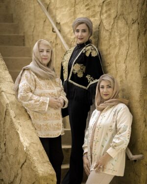 Shabnam Gholikhani Instagram - از گابریل گارسیا پرسیدند: اگر بخواهی کتابی صد صفحه ای درباره امید بنویسی، چه می نویسی؟

گفت: 99 صفحه رو خالی میذارم، صفحه آخر، سطر آخر می نویسم： یادت باشه دنیا گرده، هر وقت احساس کردی به آخر رسیدی شاید در نقطه شروع باشی.

زندگی ساختنی است، نه ماندنی.

بمان برای ساختن ،نساز برای ماندن.

#شبنم_قلی_خانی 
#shabnamgholikhani 
Photo by: @amirahmadii.official