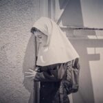 Shabnam Gholikhani Instagram - «بلوند یخی» غم نان باعث میشود زلف زیبای دختربچه ایی قیچی شود! کارگردان: شبنم قلیخانی نویسنده: مرجان ریاحی تهیه کننده: امیر اسدی بازیگران: فرخنده طالبی ستاره دلبری رها آرشید سارا داداش پور یاس قاسم آبادی تصویربردار:شاهرخ عزیزی تدوینگر:سینا گنجوی صداگذار:عرفان یزدی طراح گریم:میشا جودت طراح صحنه و لباس:نسیم ملکی اصلاح رنگ و نور: سامان وفایی منشی صحنه:پریسا تاج برنامه ریز و دستیار کارگردان: عباس بهبودی عکاس:زهرا قزلو #shortfilm #filmproduction #film #cinema #shabnamgholikhani