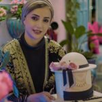 Shabnam Gholikhani Instagram - از گابریل گارسیا پرسیدند: اگر بخواهی کتابی صد صفحه ای درباره امید بنویسی، چه می نویسی؟ گفت: 99 صفحه رو خالی میذارم، صفحه آخر، سطر آخر می نویسم： یادت باشه دنیا گرده، هر وقت احساس کردی به آخر رسیدی شاید در نقطه شروع باشی. زندگی ساختنی است، نه ماندنی. بمان برای ساختن ،نساز برای ماندن. #شبنم_قلی_خانی #shabnamgholikhani Photo by: @amirahmadii.official
