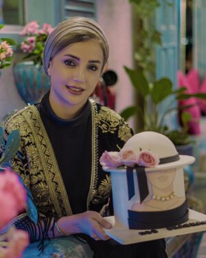 Shabnam Gholikhani Instagram - از گابریل گارسیا پرسیدند: اگر بخواهی کتابی صد صفحه ای درباره امید بنویسی، چه می نویسی؟

گفت: 99 صفحه رو خالی میذارم، صفحه آخر، سطر آخر می نویسم： یادت باشه دنیا گرده، هر وقت احساس کردی به آخر رسیدی شاید در نقطه شروع باشی.

زندگی ساختنی است، نه ماندنی.

بمان برای ساختن ،نساز برای ماندن.

#شبنم_قلی_خانی 
#shabnamgholikhani 
Photo by: @amirahmadii.official
