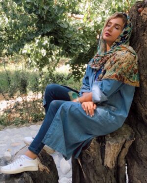 Shabnam Gholikhani Instagram - آمده ای
مهربانی ات نور می پاشد
به دل تاریک و خسته ی من …
تو را که آسمان
استعاره ای از پشت پلک های توست
چه نیازی ست
به کبوتر بال و پر شکسته ای چون من 
حالم خوب است!
هنوز خواب می بینم ابری می آید
و مرا
تا سرآغازِ روییدن بدرقه میکند.

#شبنم_قلی_خانی #خواب_شیرین 
#آخر_هفته_خوبی_داشته_باشید 
#shabnamgholikhani