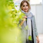 Shabnam Gholikhani Instagram - هر آنچه بینی، خود تویی. ‼️ کاش می‌دانستی که آنچه میبینی، خود تویی. آن سنگ، آن درخت، آن پرنده، خود تویی در جلوه‌ای دیگر. آسمان تویی، زمین تویی، ستارگان افلاک تویی. همه چیز در وجود تو تنیده شده است. اگر خود تو نبودی، محال بود که قادر به دیدن‌شان باشی. تو در آنها هستی و آنها در تو اند. بالا تویی پایین تویی، درون و بیرون تویی. آن انسان تویی. آن ماجرا ماجرای توست. اگر کسی را زخمی کنی، خودت را زخمی کرده‌ای. اگر کسی را فریب دهی، خودت را فریب داده‌ای. اگر کسی را اسیر کنی، هم زندانی تویی و هم زندان بان. تو همواره با خودت روبرو می‌شوی. اگر ببخشایی خودت را بخشیده‌ای. اگر اطعام کنی، اگر سیراب کنی، اگر زنده بداری، خودت را زنده نگاه داشته‌ای. اين تویی که خود جهان شده‌ای. و اين جهان است که جلوه‌ای از درونیات توست. @amirahmadii.official 📸 #شبنم_قلی_خانی #فیلم #سینما #shabnamgholikhani #life #film #cinema #actor