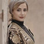 Shabnam Gholikhani Instagram - از گابریل گارسیا پرسیدند: اگر بخواهی کتابی صد صفحه ای درباره امید بنویسی، چه می نویسی؟ گفت: 99 صفحه رو خالی میذارم، صفحه آخر، سطر آخر می نویسم： یادت باشه دنیا گرده، هر وقت احساس کردی به آخر رسیدی شاید در نقطه شروع باشی. زندگی ساختنی است، نه ماندنی. بمان برای ساختن ،نساز برای ماندن. #شبنم_قلی_خانی #shabnamgholikhani Photo by: @amirahmadii.official