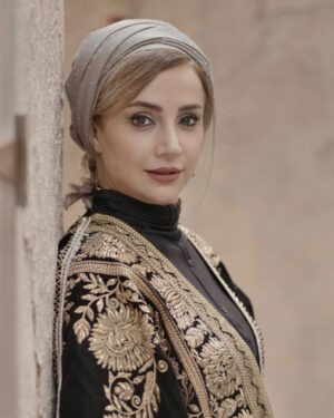Shabnam Gholikhani Instagram - از گابریل گارسیا پرسیدند: اگر بخواهی کتابی صد صفحه ای درباره امید بنویسی، چه می نویسی؟

گفت: 99 صفحه رو خالی میذارم، صفحه آخر، سطر آخر می نویسم： یادت باشه دنیا گرده، هر وقت احساس کردی به آخر رسیدی شاید در نقطه شروع باشی.

زندگی ساختنی است، نه ماندنی.

بمان برای ساختن ،نساز برای ماندن.

#شبنم_قلی_خانی 
#shabnamgholikhani 
Photo by: @amirahmadii.official