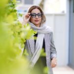 Shabnam Gholikhani Instagram - هر آنچه بینی، خود تویی. ‼️ کاش می‌دانستی که آنچه میبینی، خود تویی. آن سنگ، آن درخت، آن پرنده، خود تویی در جلوه‌ای دیگر. آسمان تویی، زمین تویی، ستارگان افلاک تویی. همه چیز در وجود تو تنیده شده است. اگر خود تو نبودی، محال بود که قادر به دیدن‌شان باشی. تو در آنها هستی و آنها در تو اند. بالا تویی پایین تویی، درون و بیرون تویی. آن انسان تویی. آن ماجرا ماجرای توست. اگر کسی را زخمی کنی، خودت را زخمی کرده‌ای. اگر کسی را فریب دهی، خودت را فریب داده‌ای. اگر کسی را اسیر کنی، هم زندانی تویی و هم زندان بان. تو همواره با خودت روبرو می‌شوی. اگر ببخشایی خودت را بخشیده‌ای. اگر اطعام کنی، اگر سیراب کنی، اگر زنده بداری، خودت را زنده نگاه داشته‌ای. اين تویی که خود جهان شده‌ای. و اين جهان است که جلوه‌ای از درونیات توست. @amirahmadii.official 📸 #شبنم_قلی_خانی #فیلم #سینما #shabnamgholikhani #life #film #cinema #actor
