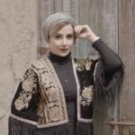 Shabnam Gholikhani Instagram - از گابریل گارسیا پرسیدند: اگر بخواهی کتابی صد صفحه ای درباره امید بنویسی، چه می نویسی؟ گفت: 99 صفحه رو خالی میذارم، صفحه آخر، سطر آخر می نویسم： یادت باشه دنیا گرده، هر وقت احساس کردی به آخر رسیدی شاید در نقطه شروع باشی. زندگی ساختنی است، نه ماندنی. بمان برای ساختن ،نساز برای ماندن. #شبنم_قلی_خانی #shabnamgholikhani Photo by: @amirahmadii.official