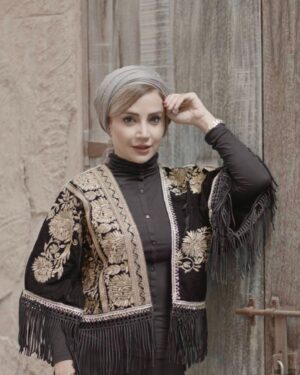 Shabnam Gholikhani Instagram - از گابریل گارسیا پرسیدند: اگر بخواهی کتابی صد صفحه ای درباره امید بنویسی، چه می نویسی؟

گفت: 99 صفحه رو خالی میذارم، صفحه آخر، سطر آخر می نویسم： یادت باشه دنیا گرده، هر وقت احساس کردی به آخر رسیدی شاید در نقطه شروع باشی.

زندگی ساختنی است، نه ماندنی.

بمان برای ساختن ،نساز برای ماندن.

#شبنم_قلی_خانی 
#shabnamgholikhani 
Photo by: @amirahmadii.official