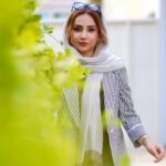 Shabnam Gholikhani Instagram - هر آنچه بینی، خود تویی. ‼️ کاش می‌دانستی که آنچه میبینی، خود تویی. آن سنگ، آن درخت، آن پرنده، خود تویی در جلوه‌ای دیگر. آسمان تویی، زمین تویی، ستارگان افلاک تویی. همه چیز در وجود تو تنیده شده است. اگر خود تو نبودی، محال بود که قادر به دیدن‌شان باشی. تو در آنها هستی و آنها در تو اند. بالا تویی پایین تویی، درون و بیرون تویی. آن انسان تویی. آن ماجرا ماجرای توست. اگر کسی را زخمی کنی، خودت را زخمی کرده‌ای. اگر کسی را فریب دهی، خودت را فریب داده‌ای. اگر کسی را اسیر کنی، هم زندانی تویی و هم زندان بان. تو همواره با خودت روبرو می‌شوی. اگر ببخشایی خودت را بخشیده‌ای. اگر اطعام کنی، اگر سیراب کنی، اگر زنده بداری، خودت را زنده نگاه داشته‌ای. اين تویی که خود جهان شده‌ای. و اين جهان است که جلوه‌ای از درونیات توست. @amirahmadii.official 📸 #شبنم_قلی_خانی #فیلم #سینما #shabnamgholikhani #life #film #cinema #actor