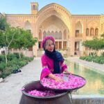 Shabnam Gholikhani Instagram - گفتن موقع ريختن گل براي گلاب گيري آرزو كن: الهي حال دل همه مردم ايران خوب باشد🙏🏼 #گلاب_گيري_كاشان #خانه_عامريها #شبنم_قلی_خانی #كاشان #shabnamgholikhani #historical